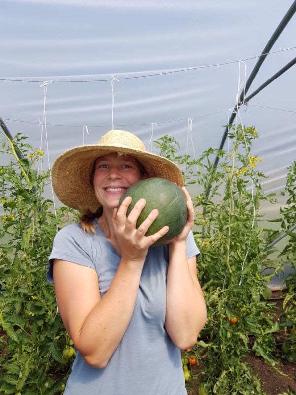 Gärtnerin und Agraringenieurin Vivian Glover mit Melöne hoch Vivian Glover, Dieter Pansegrau, Manuel Böhm