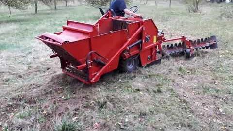 Maschinelle Sammlung von Äpfeln mit der Obstsammelmaschine von Feucht Obsttechnik